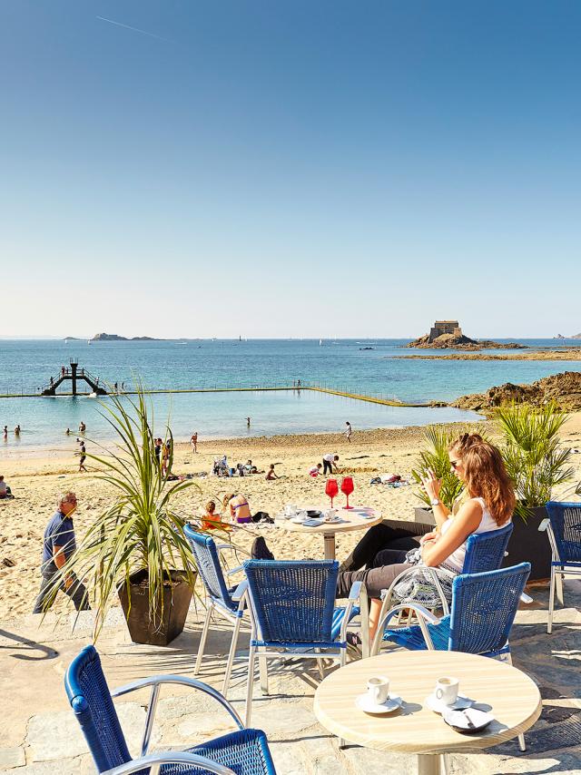 Break on a terrace in Saint-Malo